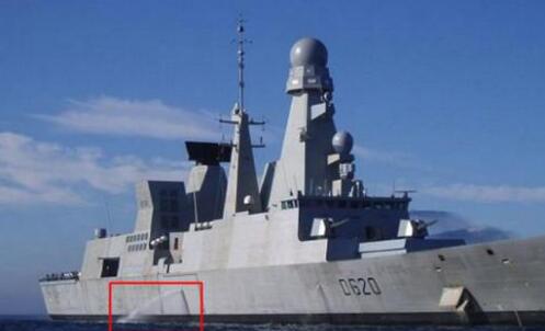 軍艦等大型船舶的側(cè)面不停地向外排水：水從哪里來(lái)？
